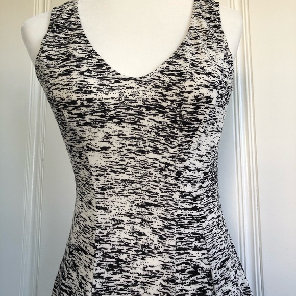Black and white print a-line dress - Picture 4 of 5